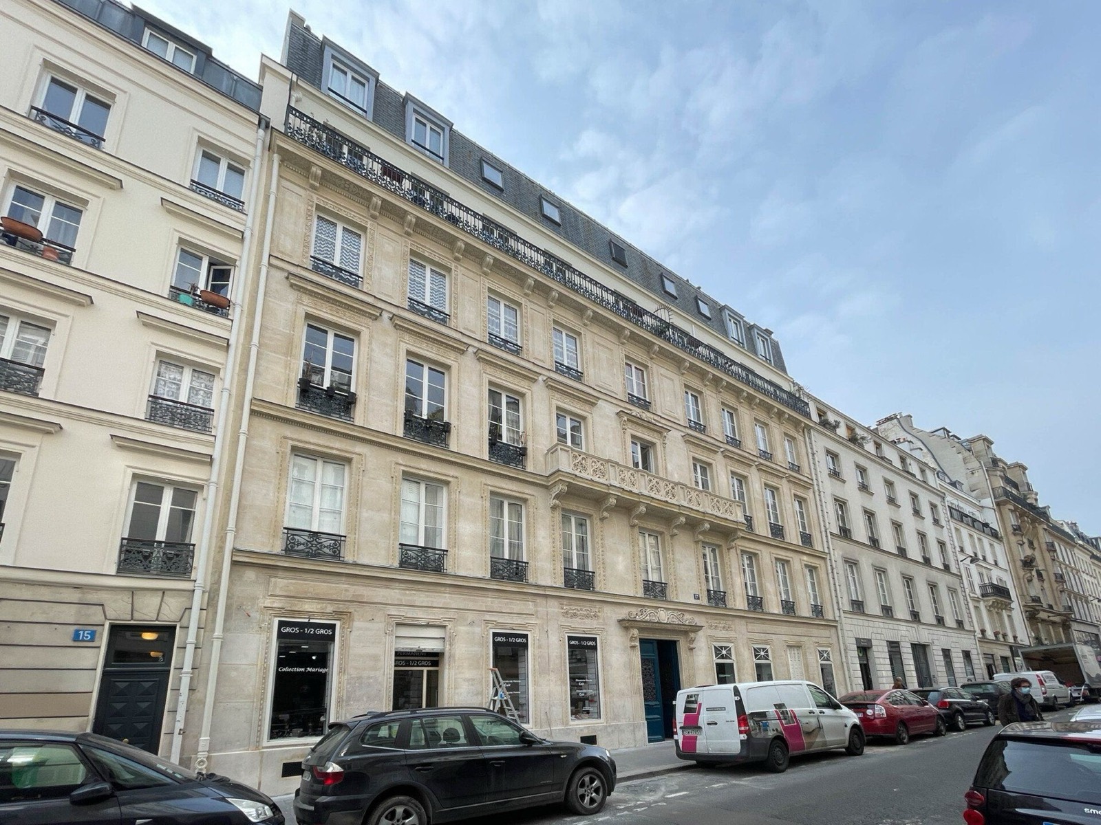 Immeuble haussmannien après ravalement, rue Meslay à Paris