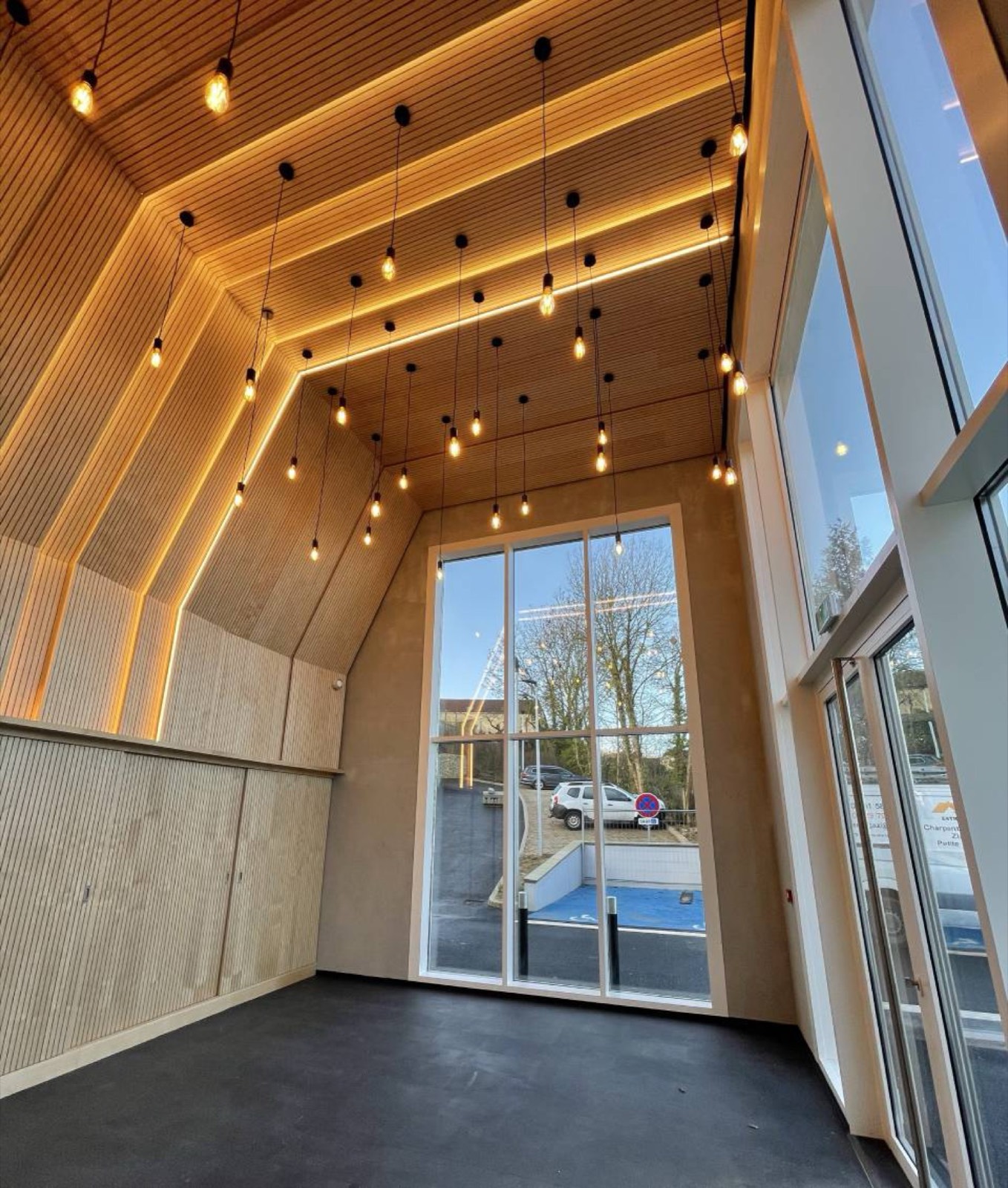 Salle des fêtes avec plafond en bois