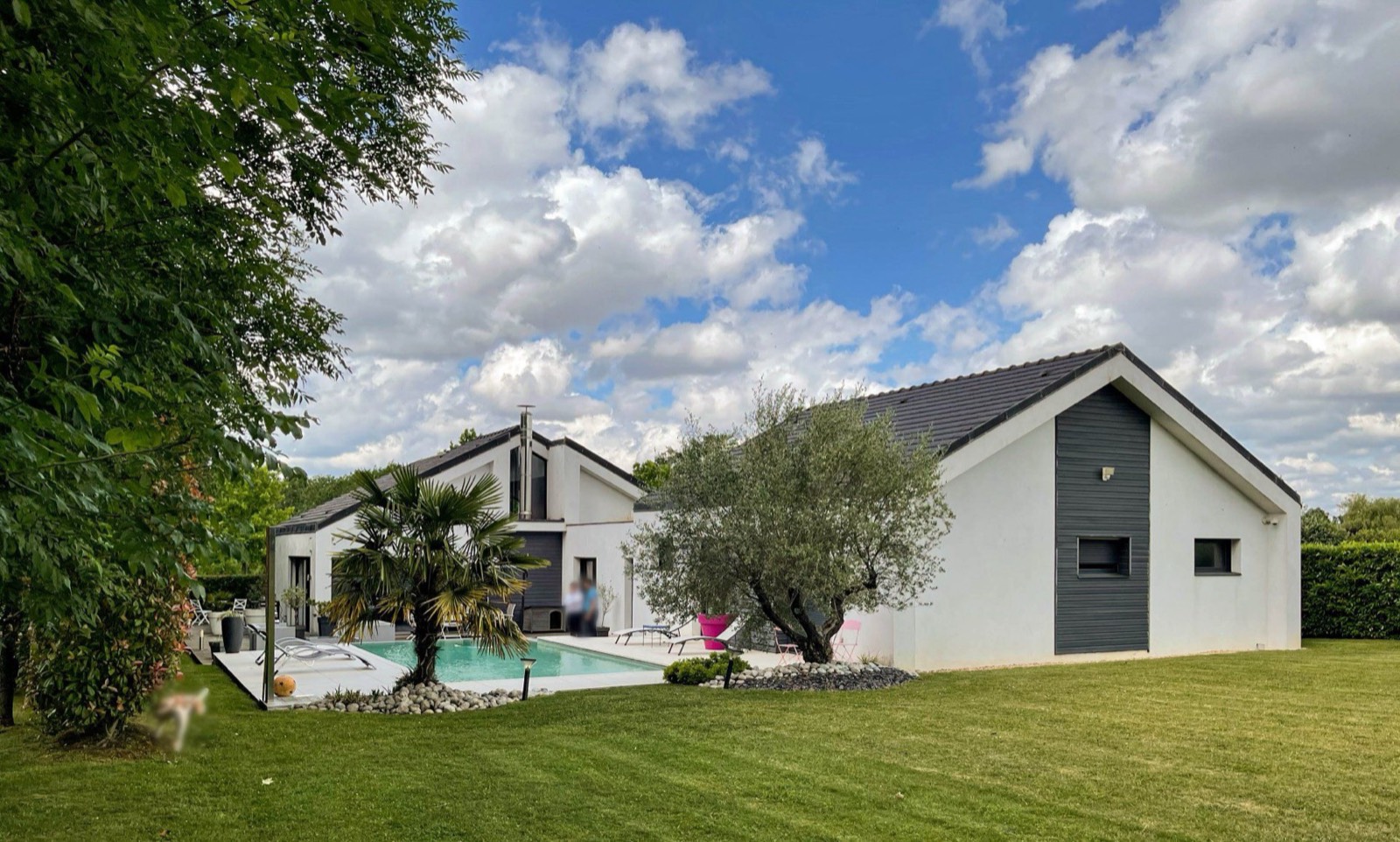 Maison individuelle contemporaine avec jardin et piscine